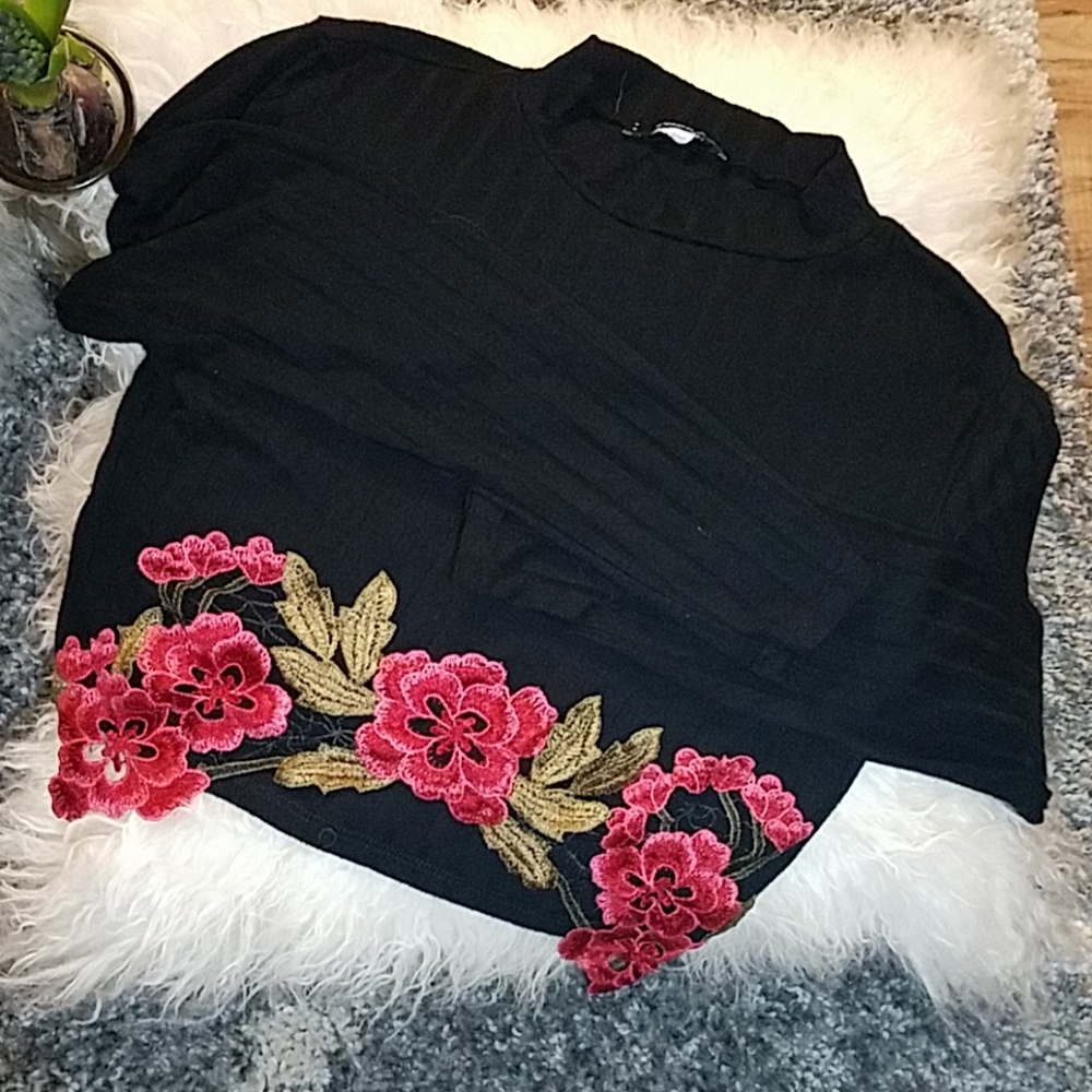 Toska Black Crop Top flowers